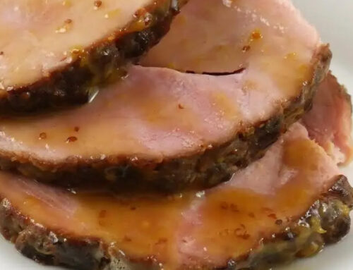 Presunto Tenro ao Forno com Legumes Assados e Molho de Mel e Mostarda